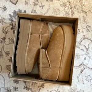 CUSHIONAIRE Women's Hippy Genuine Suede pull on platform boot +Memory Foam